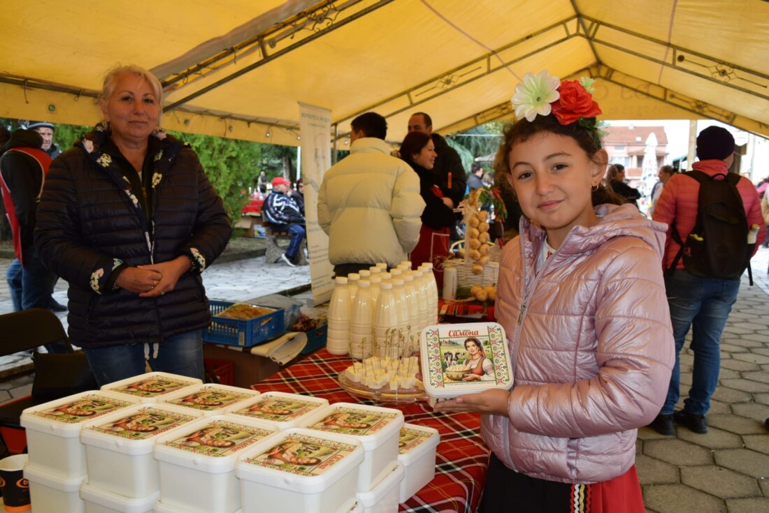 Аромат на лютеница завладя Калековец, Ути Бъчваров направи вкусна домашна разядка (СНИМКИ)