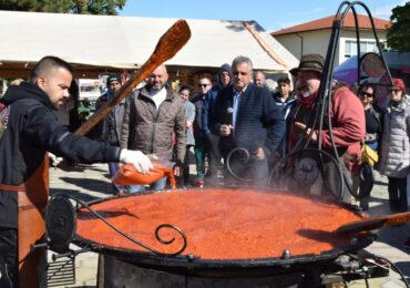 Аромат на лютеница завладя Калековец, Ути Бъчваров направи вкусна домашна разядка (СНИМКИ)