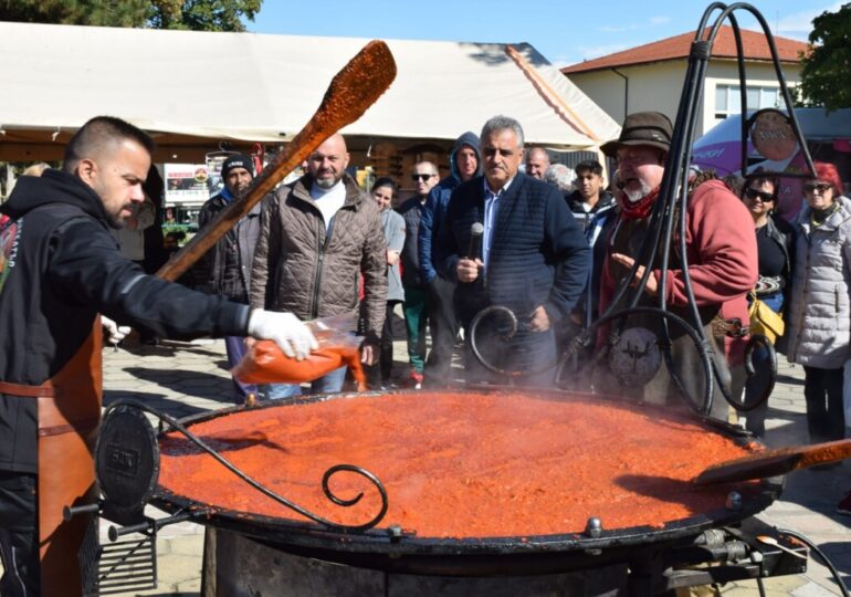 Аромат на лютеница завладя Калековец, Ути Бъчваров направи вкусна домашна разядка (СНИМКИ)