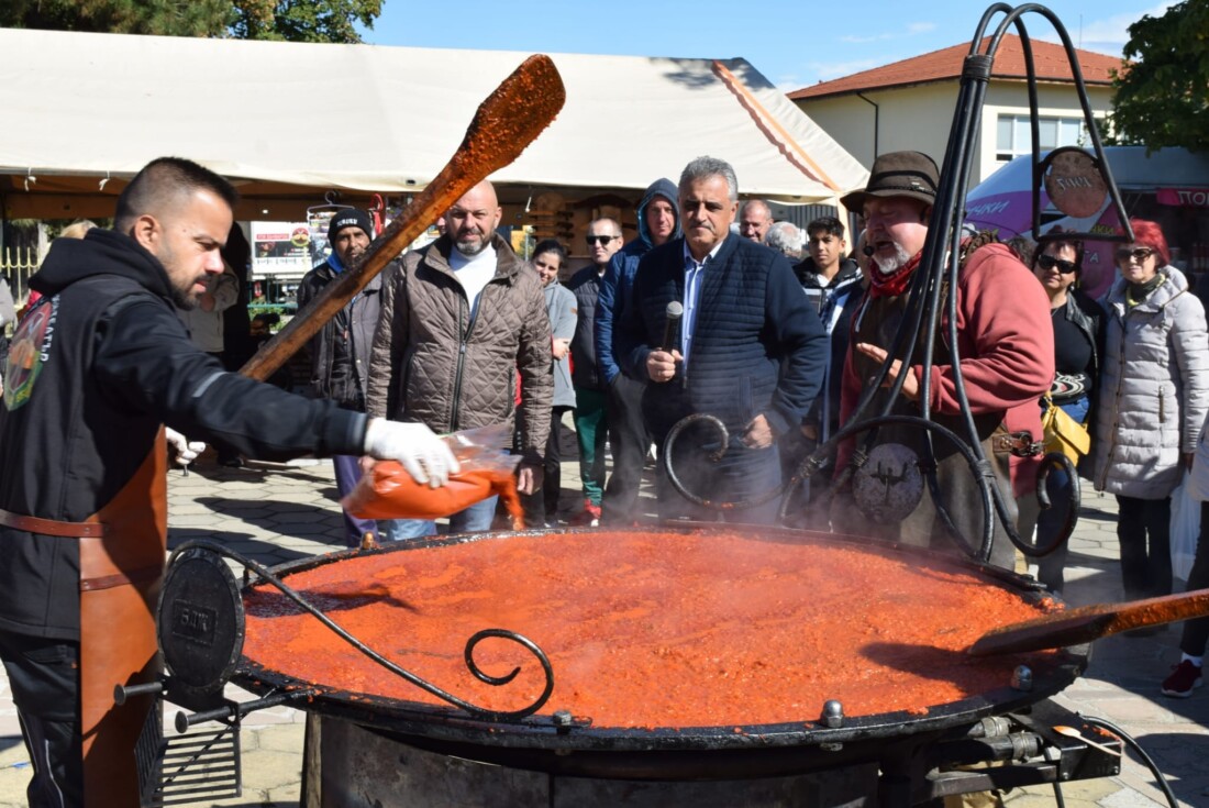 Аромат на лютеница завладя Калековец, Ути Бъчваров направи вкусна домашна разядка (СНИМКИ)