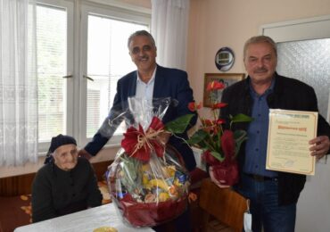 Димитър Иванов поздрави баба Атанаса от Граф Игнатиево, която отпразнува 103-ия си рожден ден (СНИМКИ)