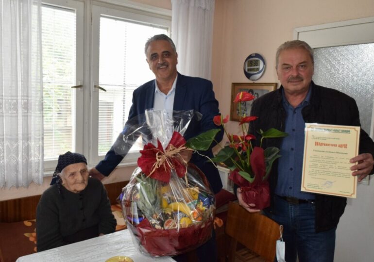 Димитър Иванов поздрави баба Атанаса от Граф Игнатиево, която отпразнува 103-ия си рожден ден (СНИМКИ)