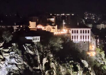 Художествено осветление озарява скалите под храма „Света Параскева“ (СНИМКИ)