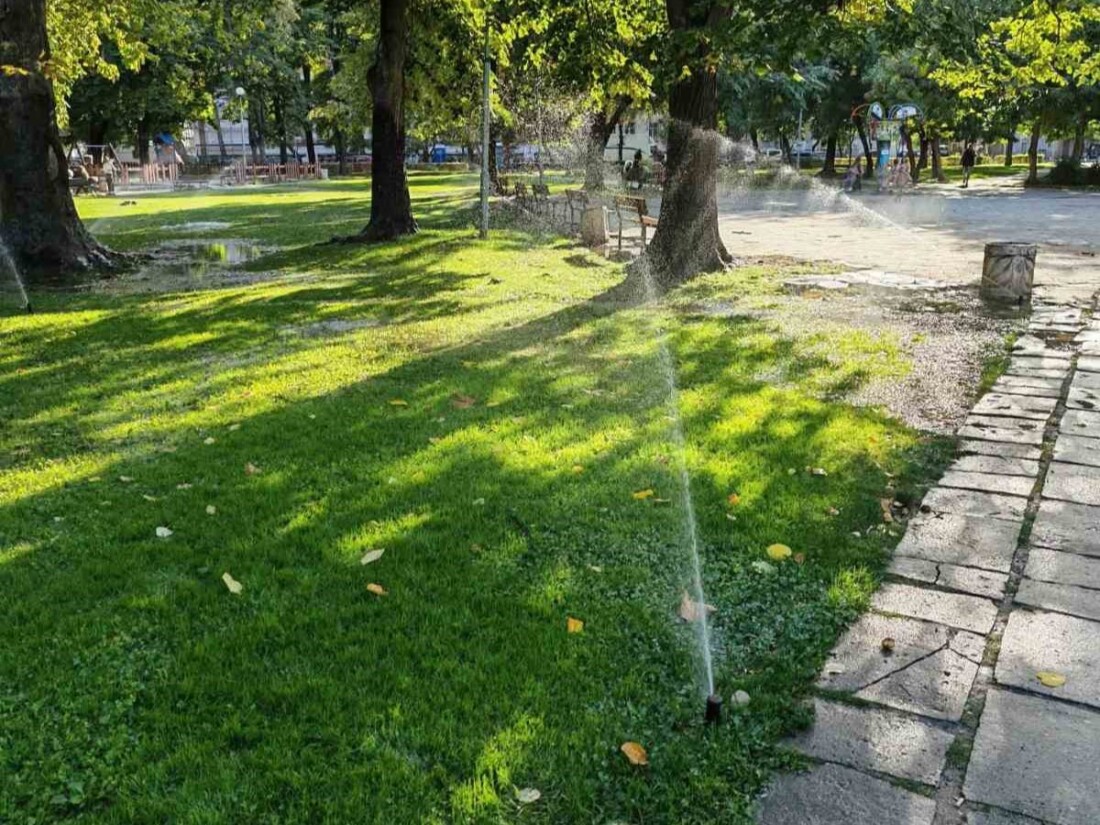 Вандалска проява в парк „Кронщад“, издирват се извършителите (СНИМКИ)