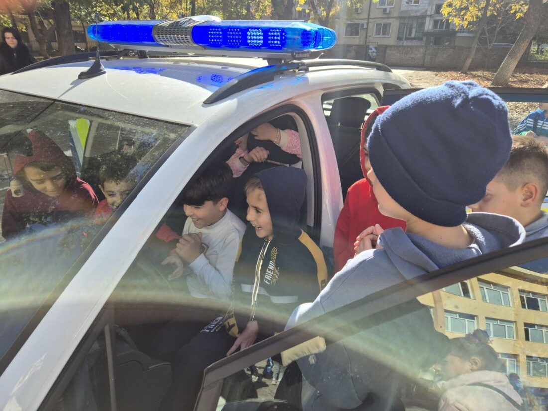 ОУ „Димитър Димов“ проведе тематичен ден по безопасност на движението по пътищата (СНИМКИ) 3 ОУ „Димитър Димов“ проведе тематичен ден по безопасност на движението по пътищата (СНИМКИ)