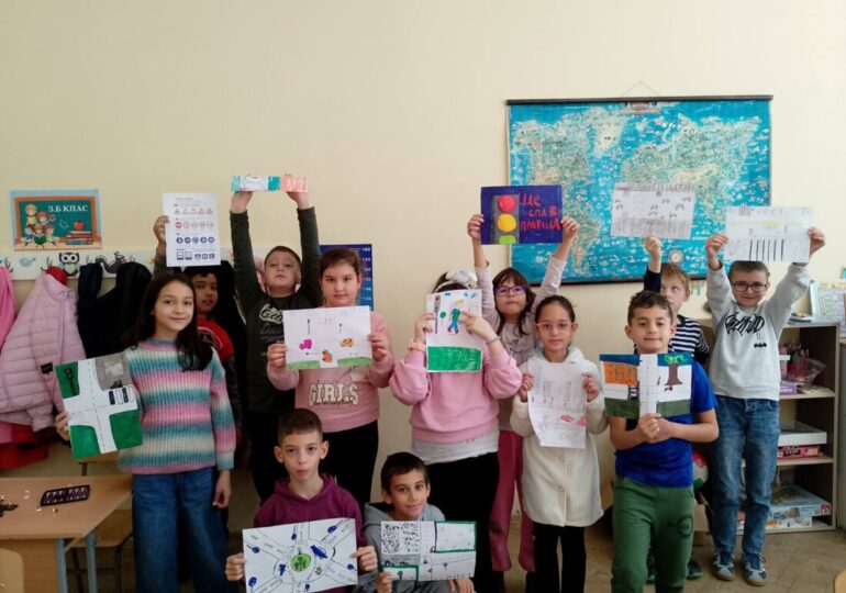 ОУ „Димитър Димов“ проведе тематичен ден по безопасност на движението по пътищата (СНИМКИ) 8 ОУ „Димитър Димов“ проведе тематичен ден по безопасност на движението по пътищата (СНИМКИ)