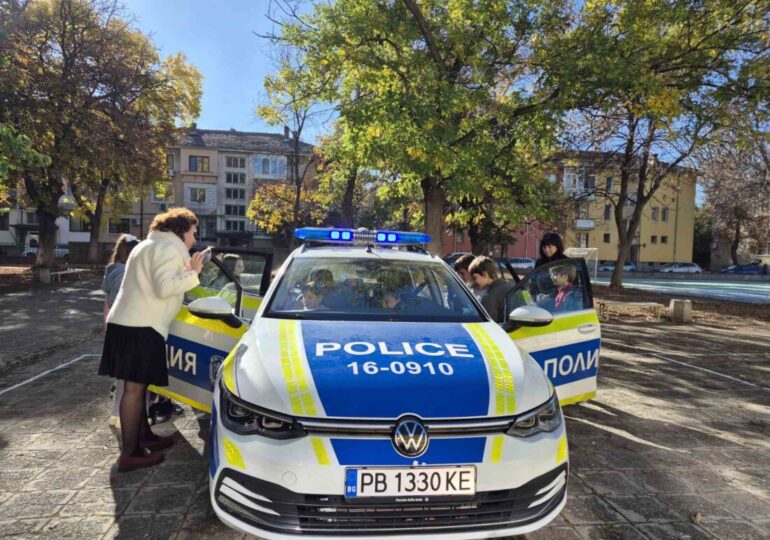 ОУ „Димитър Димов“ проведе тематичен ден по безопасност на движението по пътищата (СНИМКИ) 11 ОУ „Димитър Димов“ проведе тематичен ден по безопасност на движението по пътищата (СНИМКИ)