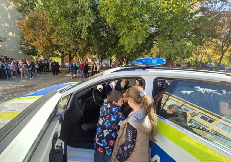 ОУ „Димитър Димов“ проведе тематичен ден по безопасност на движението по пътищата (СНИМКИ) 14 ОУ „Димитър Димов“ проведе тематичен ден по безопасност на движението по пътищата (СНИМКИ)