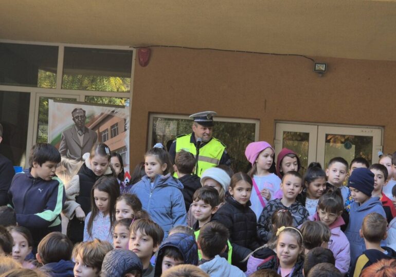 ОУ „Димитър Димов“ проведе тематичен ден по безопасност на движението по пътищата (СНИМКИ) 13 ОУ „Димитър Димов“ проведе тематичен ден по безопасност на движението по пътищата (СНИМКИ)