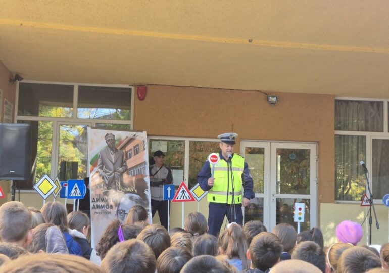 ОУ „Димитър Димов“ проведе тематичен ден по безопасност на движението по пътищата (СНИМКИ) 15 ОУ „Димитър Димов“ проведе тематичен ден по безопасност на движението по пътищата (СНИМКИ)