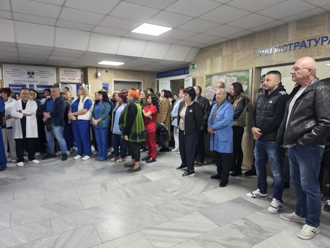 Медици излязоха на протест в подкрепа на директора на УМБАЛ "Пловдив" (СНИМКИ)