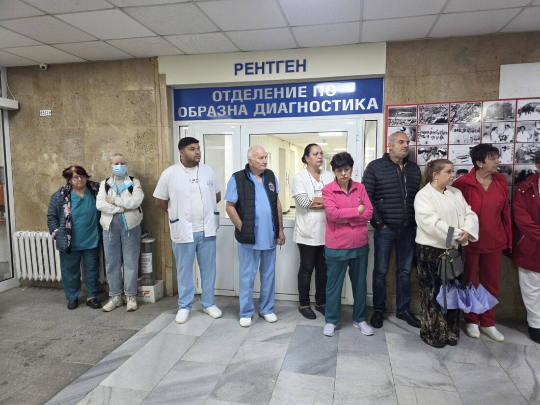 Медици излязоха на протест в подкрепа на директора на УМБАЛ "Пловдив" (СНИМКИ)