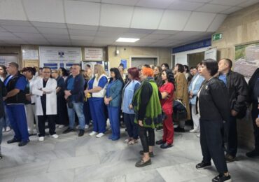 Медици излязоха на протест в подкрепа на директора на УМБАЛ "Пловдив" (СНИМКИ)