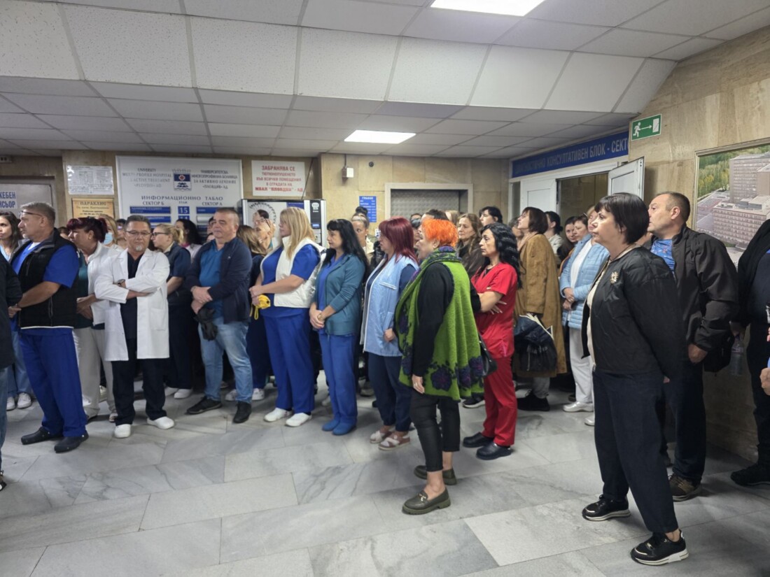 Медици излязоха на протест в подкрепа на директора на УМБАЛ „Пловдив“ (СНИМКИ)