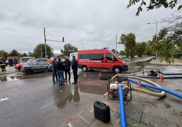 Цяла нощ изпомпваха водата от наводненото кръстовище в „Южен“, участъкът е затворен (СНИМКИ)