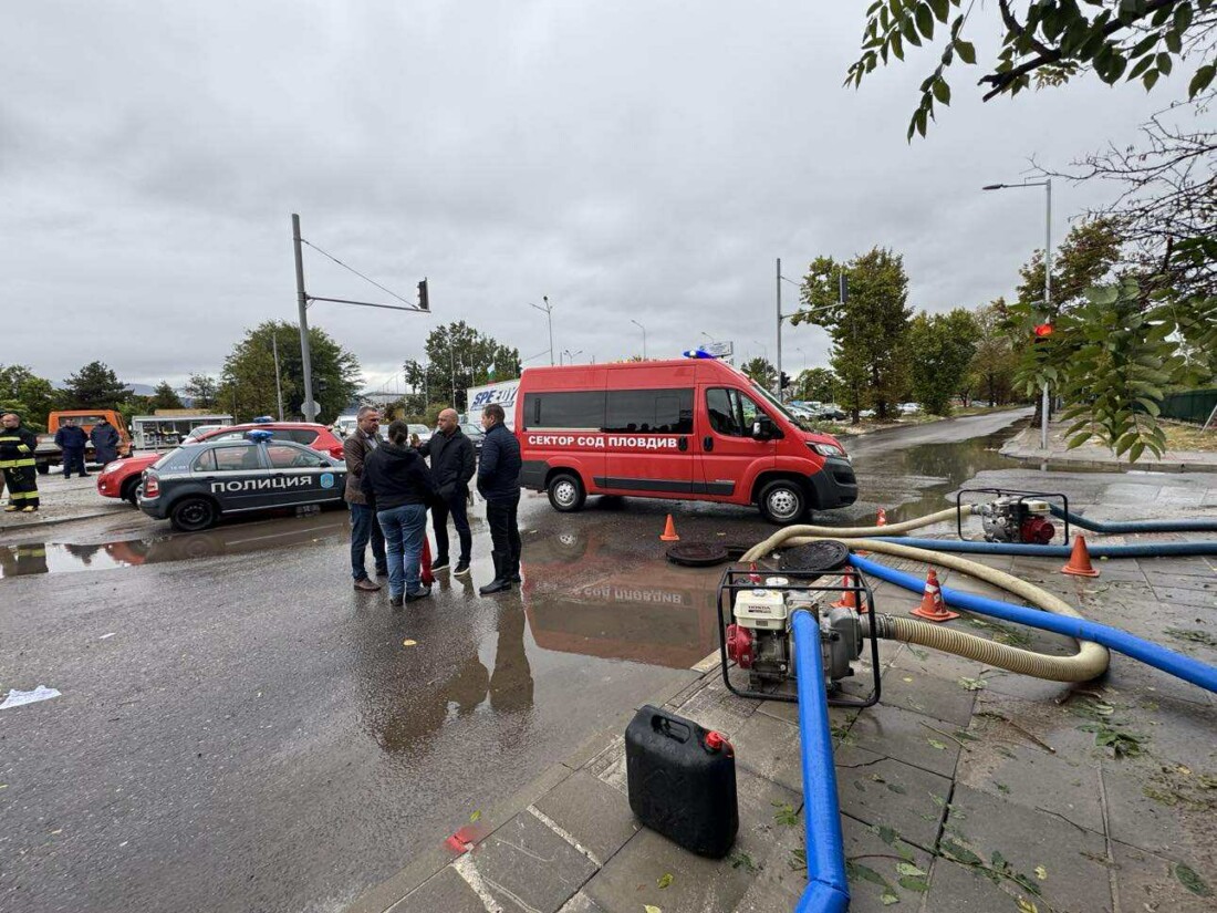 Цяла нощ изпомпваха водата от наводненото кръстовище в „Южен“, участъкът е затворен (СНИМКИ)