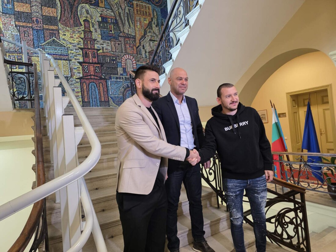 Преди Дербито на Пловдив: Костадин Димитров и капитаните на Локомотив и Ботев призоваха за уважение между феновете (СНИМКИ) 2 Преди Дербито на Пловдив: Костадин Димитров и капитаните на Локомотив и Ботев призоваха за уважение между феновете (СНИМКИ)