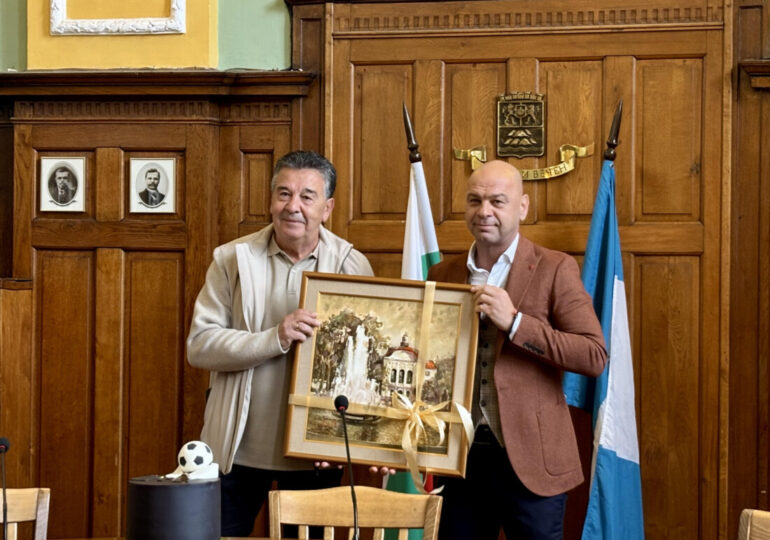 Кметът Костадин Димитров поздрави председателя на Общинския съвет Атанас Узунов по случай 70-годишния му юбилей