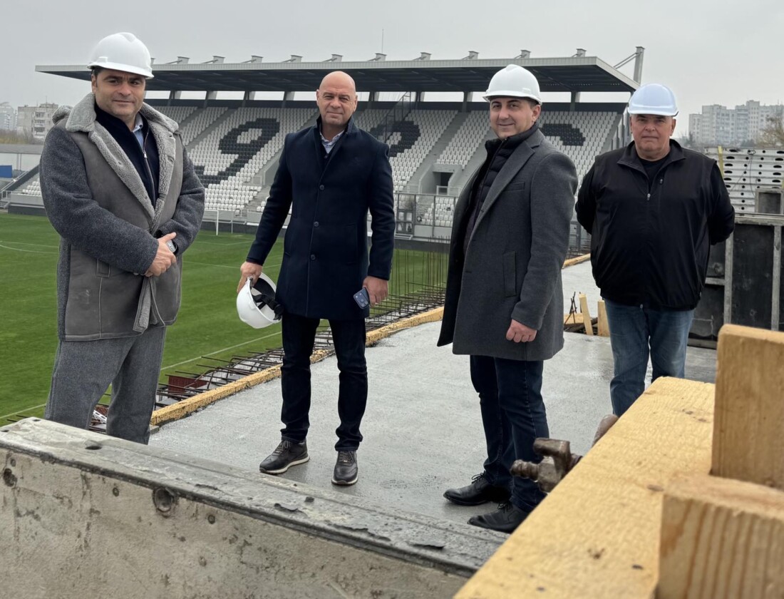 Кметът Костадин Димитров: Напредва строителството на стадион „Локомотив“ (СНИМКИ)