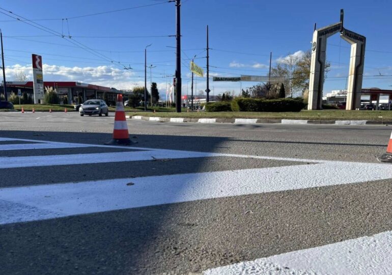 Освежават хоризонталната маркировка на едно от най-натоварените кръстовища в Пазарджик (СНИМКИ)