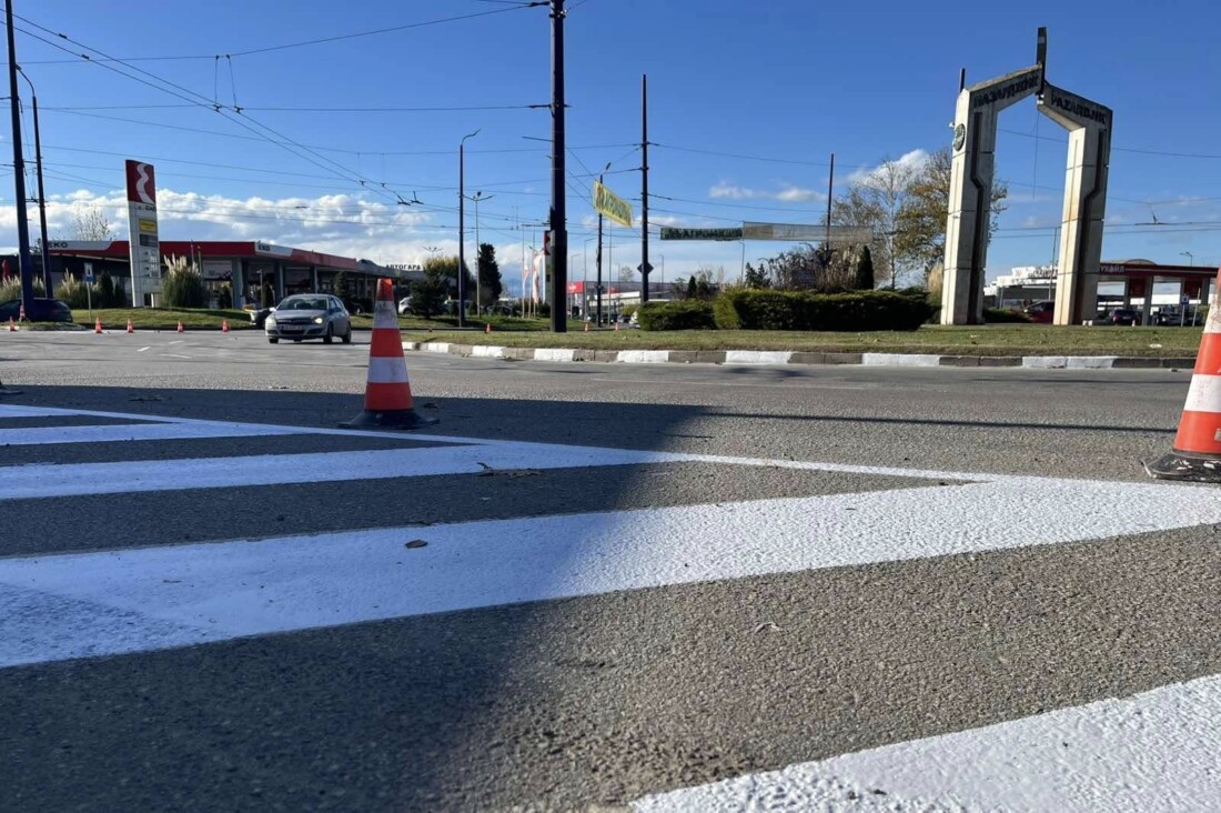 Освежават хоризонталната маркировка на едно от най-натоварените кръстовища в Пазарджик (СНИМКИ)