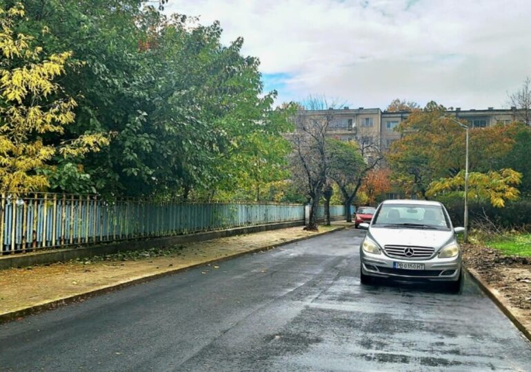 Обновиха улица пред детско заведение в район "Източен" (СНИМКИ)