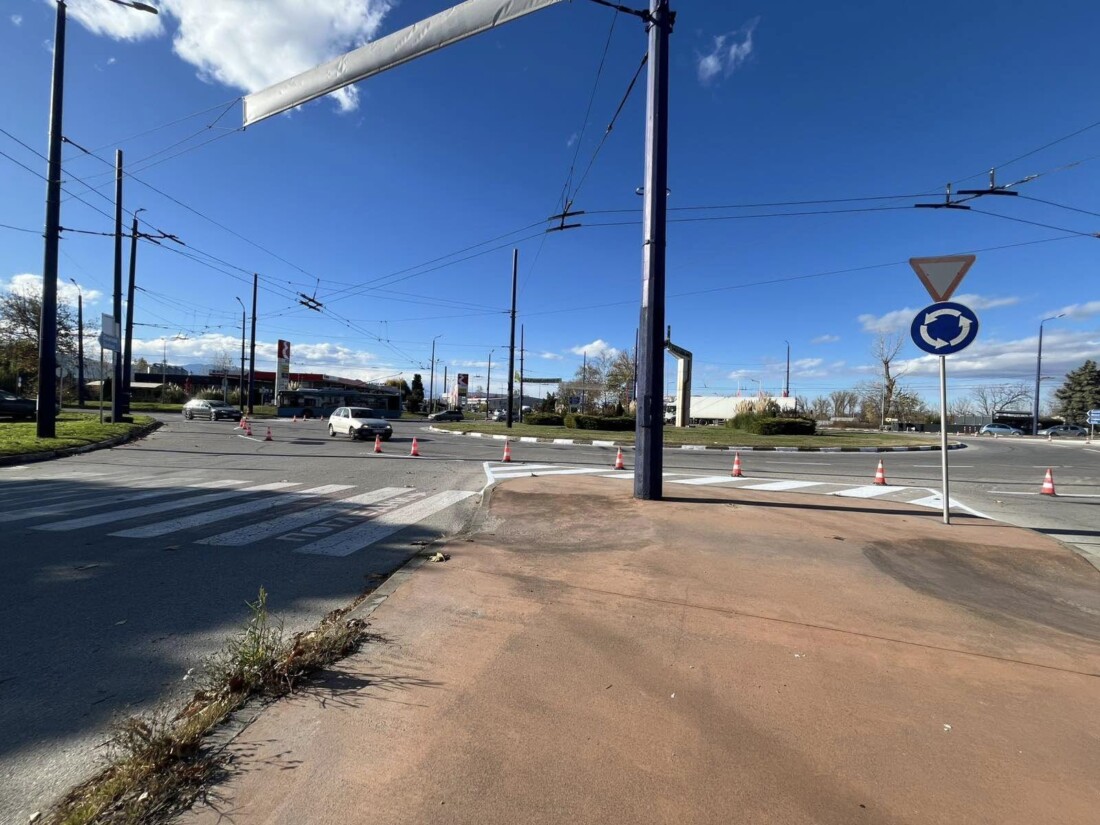 Освежават хоризонталната маркировка на едно от най-натоварените кръстовища в Пазарджик (СНИМКИ) 1 Освежават хоризонталната маркировка на едно от най-натоварените кръстовища в Пазарджик (СНИМКИ)