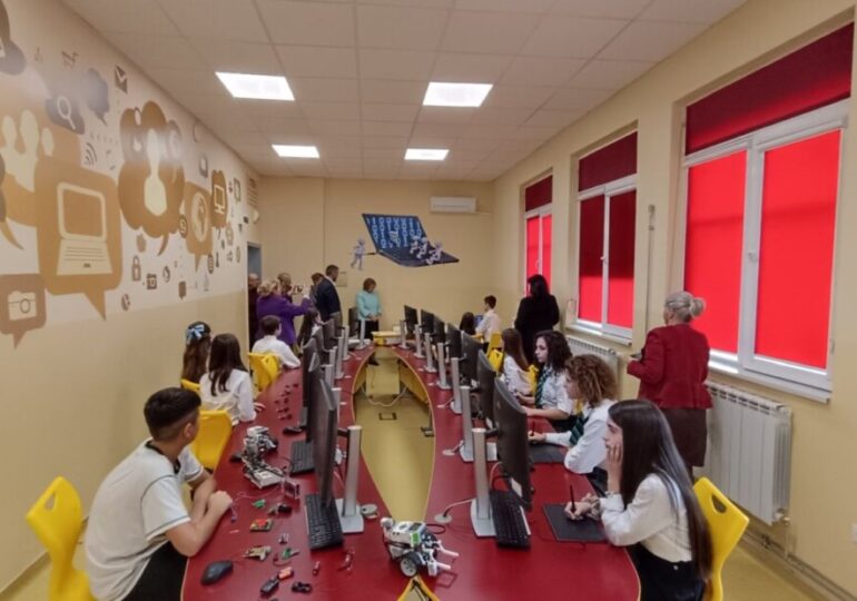 Ученици от СУ „Патриарх Евтимий“ демонстрираха умения за работа с ИИ, програмиране и роботика (СНИМКИ)