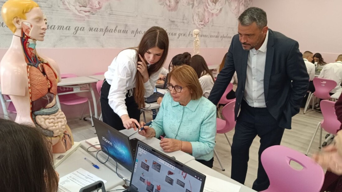 Ученици от СУ „Патриарх Евтимий“ демонстрираха умения за работа с ИИ, програмиране и роботика (СНИМКИ)