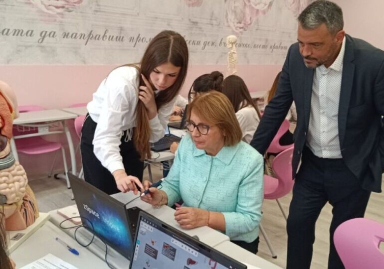 Ученици от СУ „Патриарх Евтимий“ демонстрираха умения за работа с ИИ, програмиране и роботика (СНИМКИ)