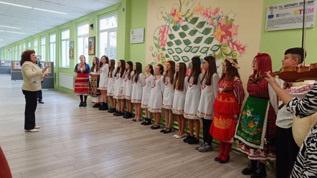 Ученици от СУ „Патриарх Евтимий“ демонстрираха умения за работа с ИИ, програмиране и роботика (СНИМКИ)