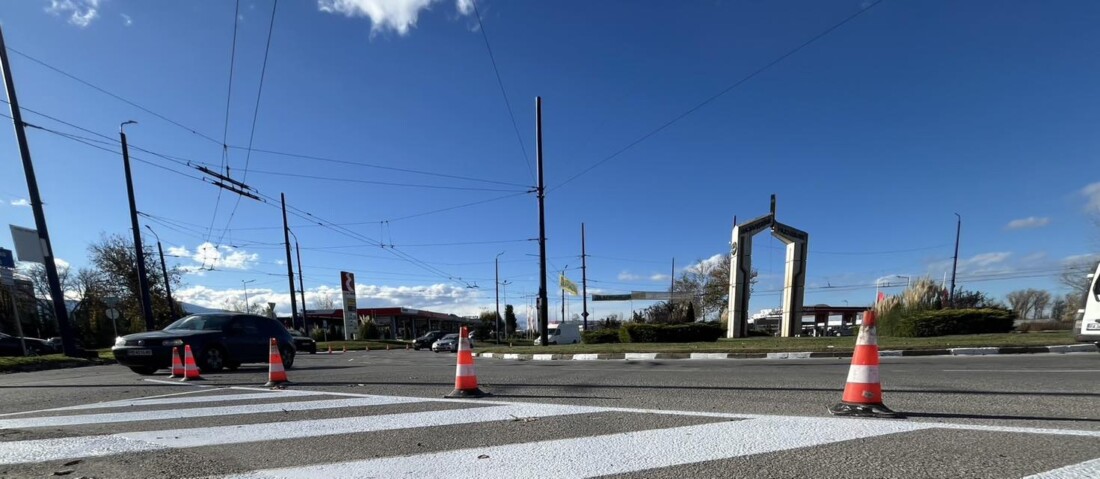 Освежават хоризонталната маркировка на едно от най-натоварените кръстовища в Пазарджик (СНИМКИ) 2 Освежават хоризонталната маркировка на едно от най-натоварените кръстовища в Пазарджик (СНИМКИ)