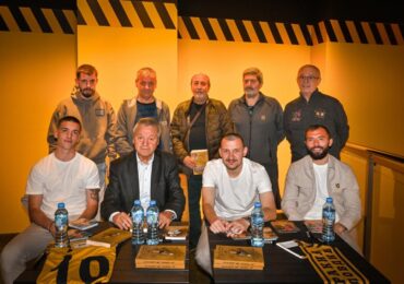 Стотици фенове уважиха представянето на книгата на легендата Петър Зехтински (СНИМКИ)