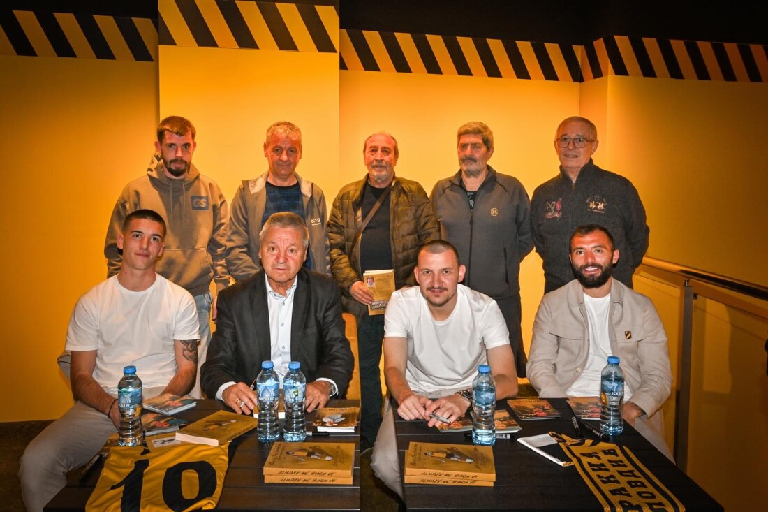 Стотици фенове уважиха представянето на книгата на легендата Петър Зехтински (СНИМКИ)