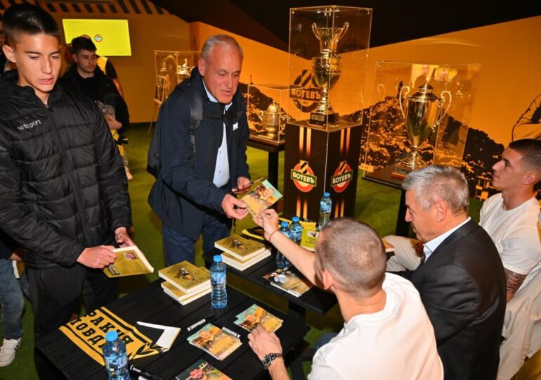 Стотици фенове уважиха представянето на книгата на легендата Петър Зехтински (СНИМКИ) 5 Стотици фенове уважиха представянето на книгата на легендата Петър Зехтински (СНИМКИ)