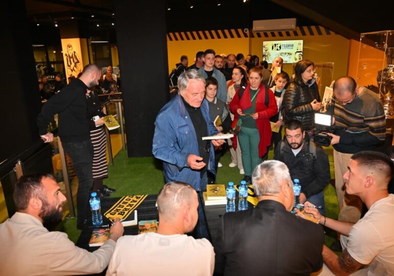 Стотици фенове уважиха представянето на книгата на легендата Петър Зехтински (СНИМКИ) 8 Стотици фенове уважиха представянето на книгата на легендата Петър Зехтински (СНИМКИ)