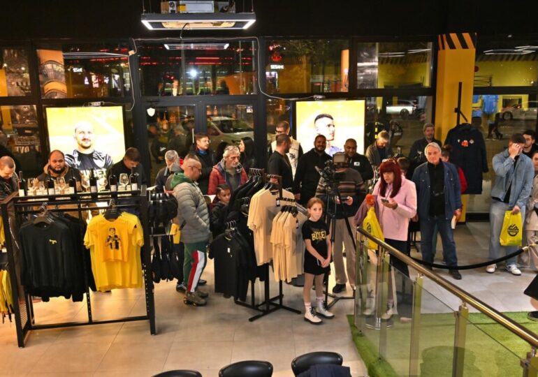 Стотици фенове уважиха представянето на книгата на легендата Петър Зехтински (СНИМКИ) 4 Стотици фенове уважиха представянето на книгата на легендата Петър Зехтински (СНИМКИ)