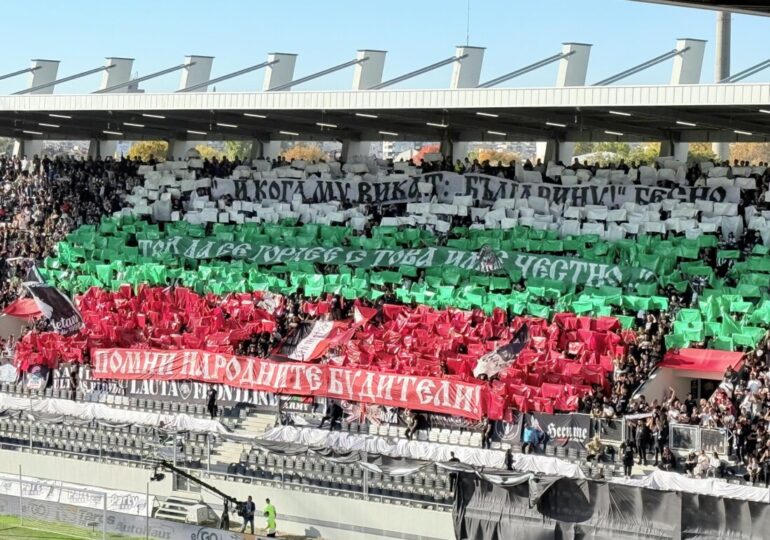 Грозни сцени: Удариха с бутилка в главата вратаря на Ботев, прекратиха Дербито на Пловдив (ВИДЕО)