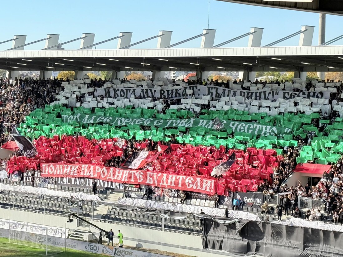 Грозни сцени: Удариха с бутилка в главата вратаря на Ботев, прекратиха Дербито на Пловдив (ВИДЕО)