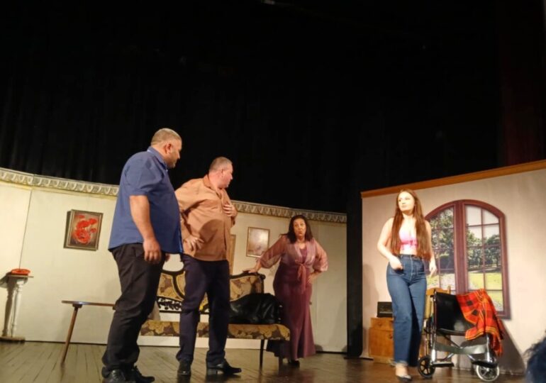 Страхотно представяне на театър "Арте" към НЧ "Родолюбие" - Асеновград на фестивал в Самоков (СНИМКИ) 4 Страхотно представяне на театър "Арте" към НЧ "Родолюбие" - Асеновград на фестивал в Самоков (СНИМКИ)