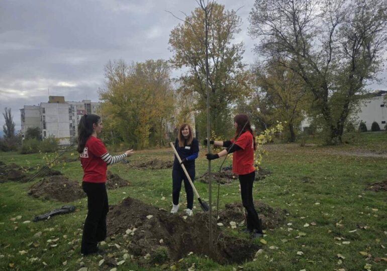 Засадиха нови дръвчета в "Тракия" (СНИМКИ) 4 Засадиха нови дръвчета в "Тракия" (СНИМКИ)