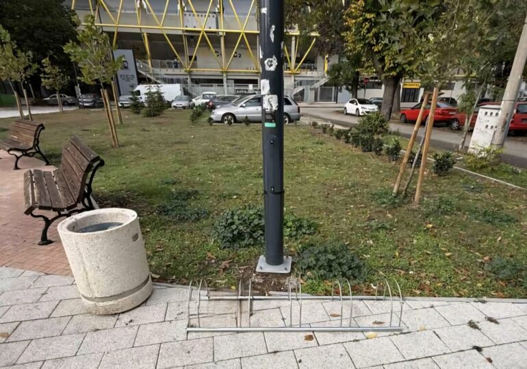 Монтираха нови стойки за велосипеди на много места в район "Източен"