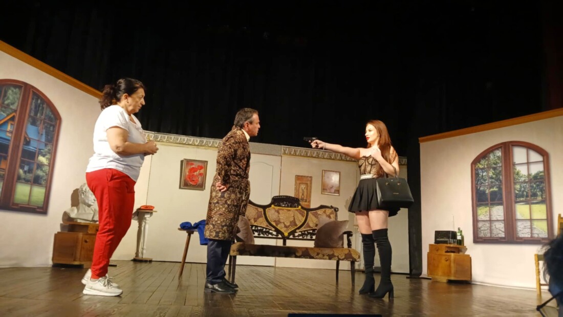 Страхотно представяне на театър "Арте" към НЧ "Родолюбие" - Асеновград на фестивал в Самоков (СНИМКИ) 2 Страхотно представяне на театър "Арте" към НЧ "Родолюбие" - Асеновград на фестивал в Самоков (СНИМКИ)