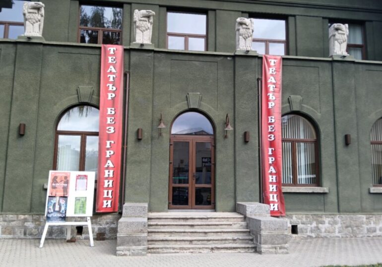 Страхотно представяне на театър "Арте" към НЧ "Родолюбие" - Асеновград на фестивал в Самоков (СНИМКИ) 5 Страхотно представяне на театър "Арте" към НЧ "Родолюбие" - Асеновград на фестивал в Самоков (СНИМКИ)