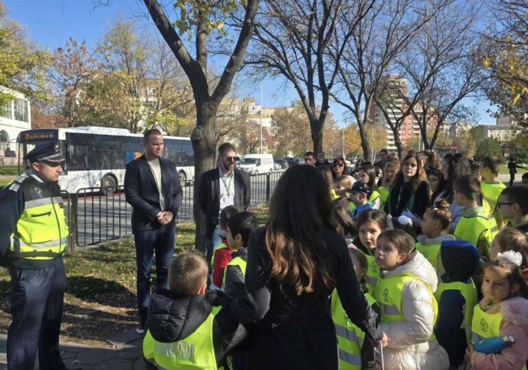 "Безопасно до училище": Открит урок по безопасност на движението в "Тракия" (СНИМКИ) 8 "Безопасно до училище": Открит урок по безопасност на движението в "Тракия" (СНИМКИ)
