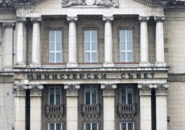 Засилени мерки за сигурност и антидрон система: Правителството обясни защо ДАНС и МВР са влезли в "Лукойл"