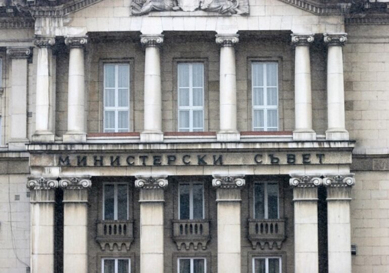 Засилени мерки за сигурност и антидрон система: Правителството обясни защо ДАНС и МВР са влезли в "Лукойл"