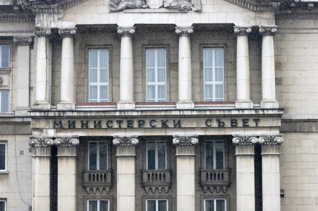 Засилени мерки за сигурност и антидрон система: Правителството обясни защо ДАНС и МВР са влезли в „Лукойл“