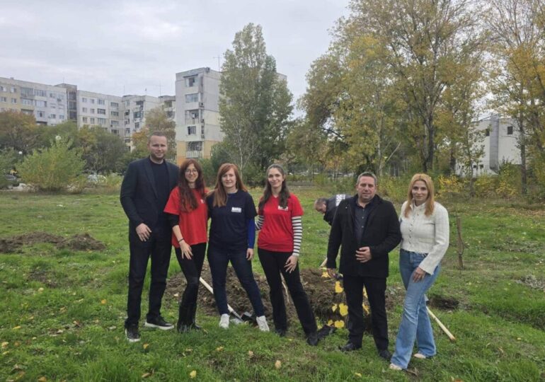 Засадиха нови дръвчета в "Тракия" (СНИМКИ)