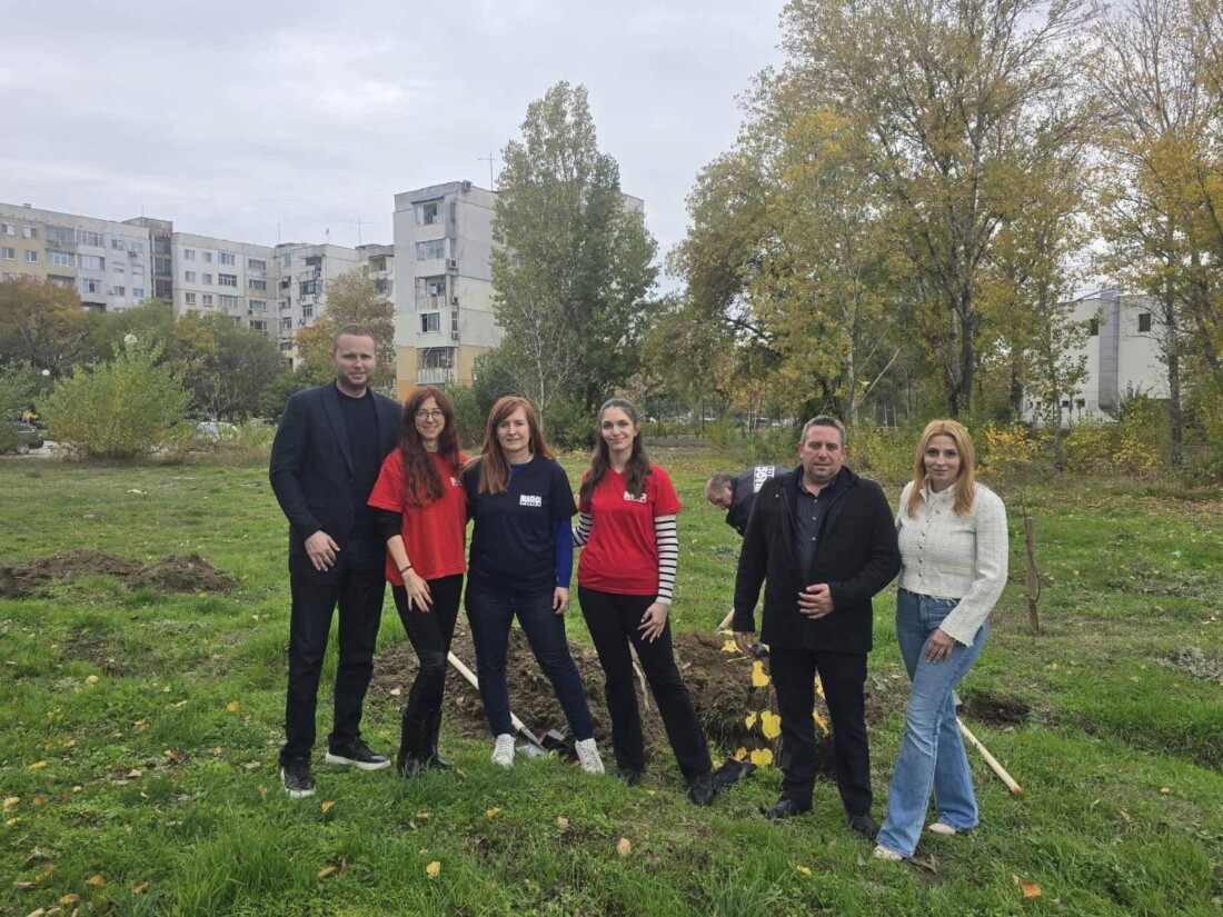 Засадиха нови дръвчета в „Тракия“ (СНИМКИ)